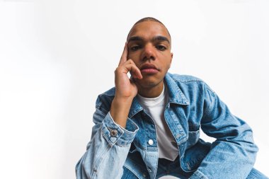 Yakışıklı Afro-Amerikalı çocuk kameraya bakıyor, izole edilmiş. Yüksek kalite fotoğraf