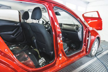 Garaj tamirhanesinde boya yaptıktan sonra kırmızı bir arabanın yakın çekimi. Yüksek kalite fotoğraf