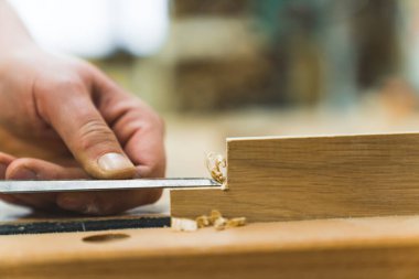 Bir marangozun ahşap bir kalas üzerinde keski kullanırken yakın plan çekimi, el işi konsepti. Yüksek kalite fotoğraf