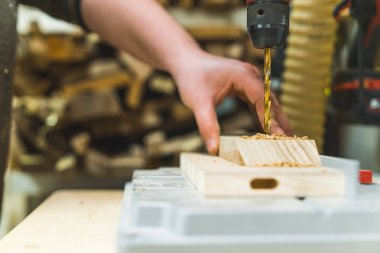 Marangoz konseptinde tahta bir delik açarken yakın çekim. Yüksek kalite fotoğraf