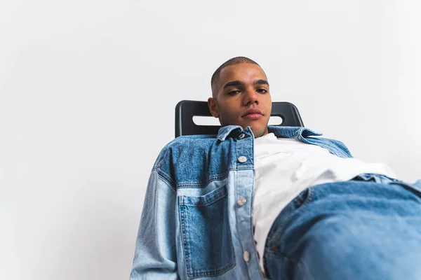 Schön Aussehender Afroamerikanischer Junger Mann Jeanskleidung Einen Stuhl Gelehnt Studioaufnahme — Stockfoto