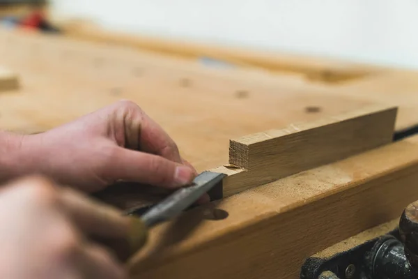 Carpinteiro Usa Cinzel Para Alisar Prancha Madeira Elimina Migalhas Superfície — Fotografia de Stock
