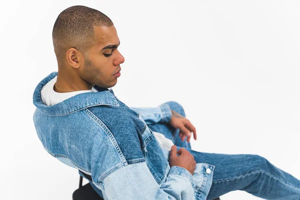 Glad Afro Amerikansk Pojke Jeans Kläder Ler Och Poserar För — Stockfoto