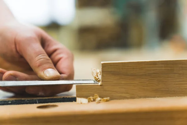 Close Tiro Carpinteiro Mãos Usando Cinzel Uma Prancha Madeira Conceito — Fotografia de Stock