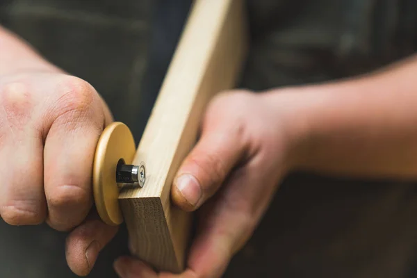 Mãos Fechadas Carpinteiro Usando Calibre Para Marcar Linhas Bloco Madeira — Fotografia de Stock