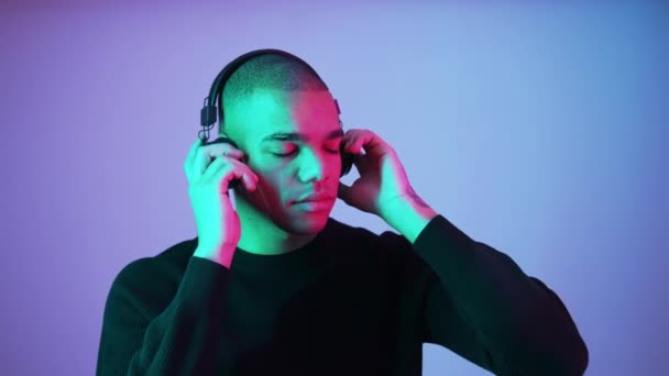 Fro Amerikansk Ung Man Med Hörlurar Lyssnar Musik Och Avkopplande — Stockvideo