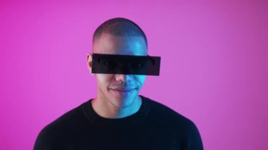 Yüksek teknoloji ürünü VR gözlük takan genç Afrikalı Amerikalı adam Metaverse konsepti takıyor. Yüksek kalite 4k görüntü