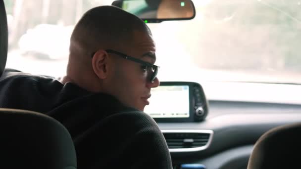 Afroamerikaner Auf Dem Fahrersitz Einem Luxusauto Dreht Sich Und Lächelt — Stockvideo