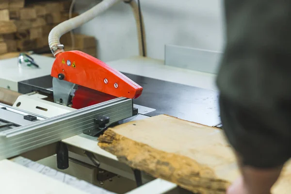 Closeup Shot Carpenter Working Table Saw Machine Cutting Piece Wood — Stock Photo, Image