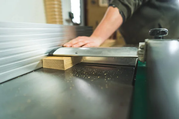 Tiro Close Pedaço Madeira Que Entra Sistema Vácuo Oficina Carpinteiros — Fotografia de Stock