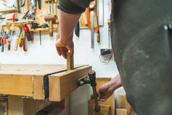 Cieśla Obracający Maszynę Trzymający Niej Drewnianą Deskę Strzał Bliska Wysokiej — Zdjęcie stockowe