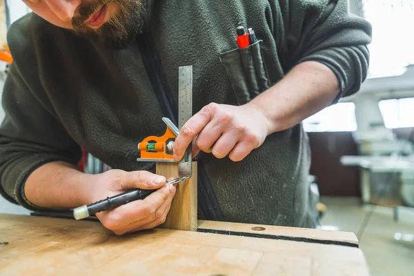 Mãos Carpinteiro Masculino Linha Desenho Usando Marcador Régua Antes Cortar — Fotografia de Stock