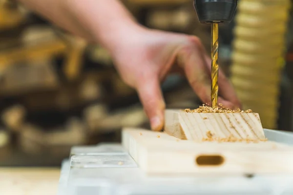 Mãos Carpinteiro Furo Perfuração Prancha Madeira Usando Uma Máquina Broca — Fotografia de Stock