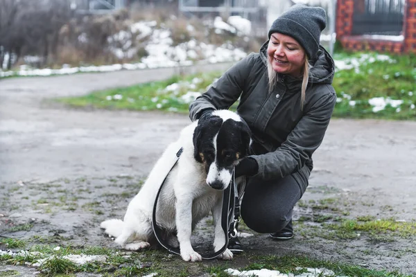Glad Blond Kvinna Kramar Härlig Hund Härbärget Hund Skydd Och — Stockfoto