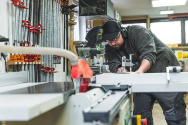 Profesyonel erkek marangoz ürününe odaklanmış, marangozluk stüdyosu. Yüksek kalite fotoğraf