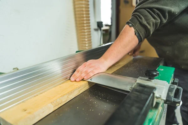 Carpinteiro Colocando Pedaço Madeira Sistema Vácuo Para Preparar Foto Alta — Fotografia de Stock