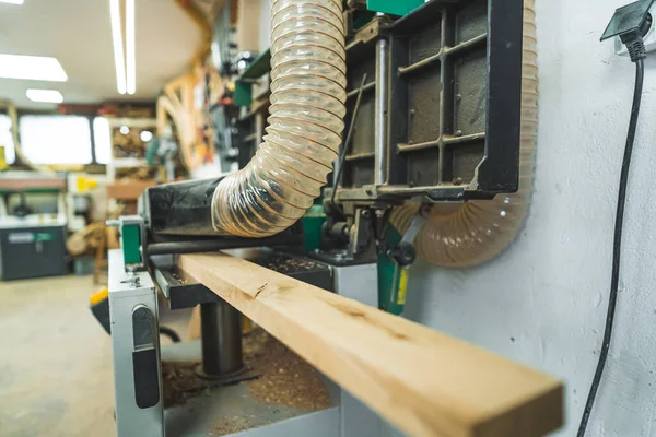 Carpinteiro Usando Máquina Plaina Superfície Madeira Profissional Para Produzir Superfície — Fotografia de Stock
