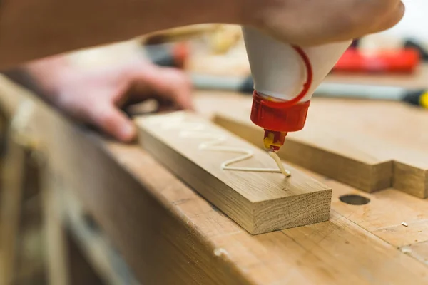 Stolarz Rozprowadza Klej Drewnianych Kawałkach Pędzlem Pracowni Stolarskiej Wysokiej Jakości — Zdjęcie stockowe