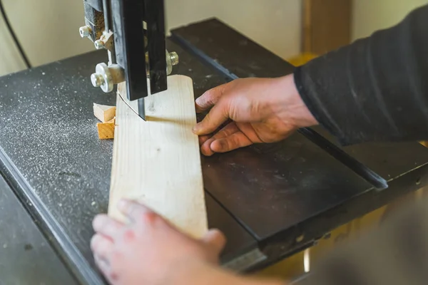 Homem Carpinteiro Profissional Usando Máquina Ferramenta Serra Fita Corte Pedaço — Fotografia de Stock