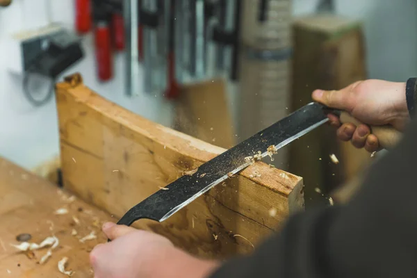 Marangoz Marangoz Atölyesindeki Odunları Düzleştirmek Için Tıraş Bıçağı Kullanıyor Yüksek — Stok fotoğraf
