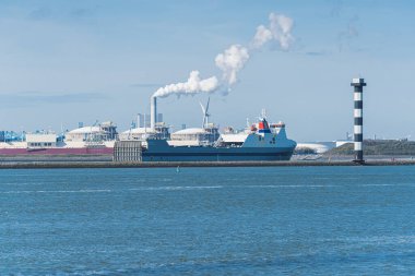 Hollanda 'daki Maasvlakte Rotterdam' ın sahil manzarası. Avrupa 'daki en büyük konteynır kümesi. Yüksek kalite fotoğraf