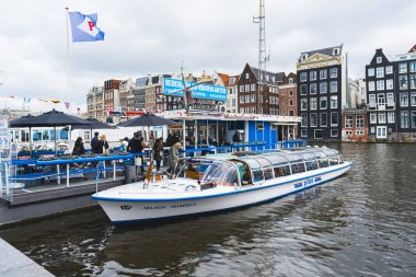 Duch Amsterdam Kanalı 'ndaki tekne otobüsü turistleri karşılıyor. Su taşımacılığı. Hollanda 'da yapılacak işler. Yüksek kalite fotoğraf
