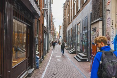 02.26.2023 Amsterdam, Hollanda. Hollanda Barok mimarisi ve kaldırımları olan Amsterdam Yolu 'ndan biri. Avrupa seyahatleri. Yüksek kalite fotoğraf