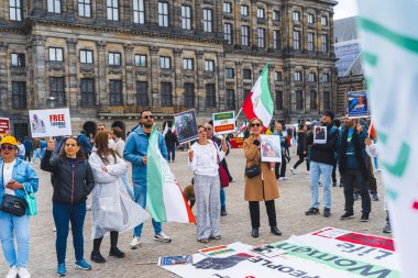 04.18.2023 Amsterdam, Hollanda. Amsterdam 'daki protestocular tarafından gösterilen İranlı kadınlarla dayanışma. İran bayraklı bir grup protestocu. Yüksek kalite fotoğraf