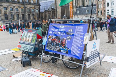 04.18.2023 Amsterdam, Hollanda. Amsterdam sokaklarında protesto, Posterleri olan. Bilgi ve İran karşıtı şiddet. Yüksek kalite fotoğraf