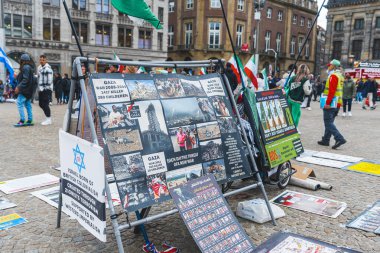04.18.2023 Amsterdam, Hollanda. İran 'da şiddet, tüm dünyada protestolarla karşılaşıyor. Hollandalılar protesto ediyor. Yüksek kalite fotoğraf