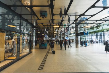 Ulaşım ve tren konseptiyle seyahat. Amsterdam Merkez İstasyonu, Amsterdam Centraal 'a giriş. Ayna tavanı. Yüksek kalite fotoğraf