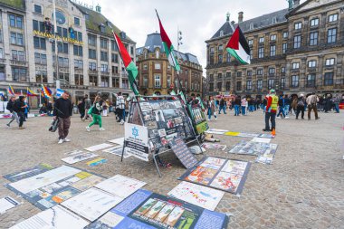 04.18.2023 Amsterdam, Hollanda Duch İran karşıtı şiddet protestosu sırasında kadın hakları için mücadele eden protestocular. Yüksek kalite fotoğraf