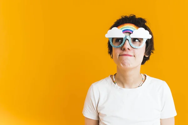 Jovem Mulher Brincando Vestindo Óculos Bobos Com Nuvens Arco Íris — Fotografia de Stock