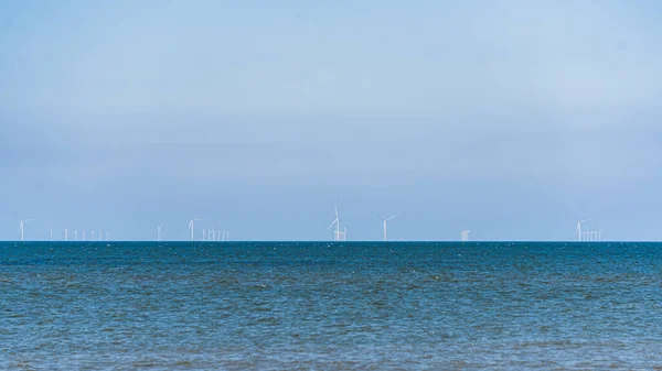 Muitas Turbinas Eólicas Mar Visíveis Horizonte Energia Cinética Transformação Vento — Fotografia de Stock
