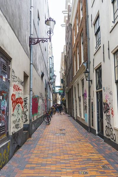 2023 Amsterdam Niederlande Leere Amsterdamer Straße Zwischen Häuserblocks Graffiti Den — Stockfoto