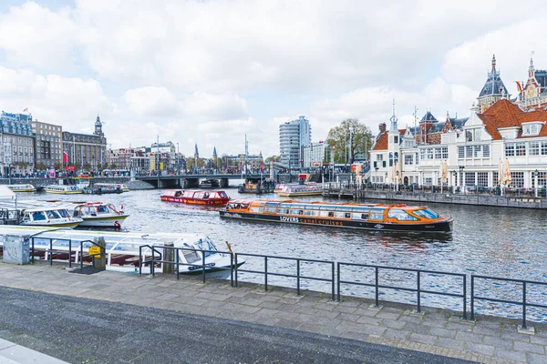 Прекрасный День Амстердаме Вид Улицы Канал Заполненный Лодками Служащими Водопроводом — стоковое фото