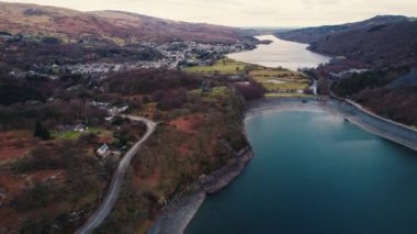 Llyn Peris Gölü. İnsansız hava aracı perspektifi. Seyahat yerlerinde. Göle, dağlara, manzaraya sergilenen galeriler. Yüksek kalite 4k görüntü