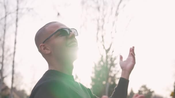 戴太阳镜的非裔美国人无忧无虑地跳着舞 背后是晴朗的天空 高质量的4K镜头 — 图库视频影像