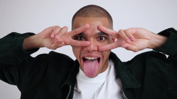 Drôle Portrait Homme Noir Avec Langue Faisant Signe Avec Les — Video