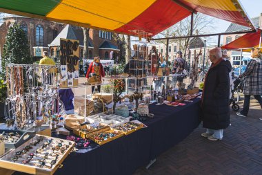 04.18.2023 Hillegom, Hollanda. Yerel Hollandalı sanatçılar Hillegom 'da bir açık hava pazarında sanat eserlerini satıyorlar. Yüksek kalite fotoğraf