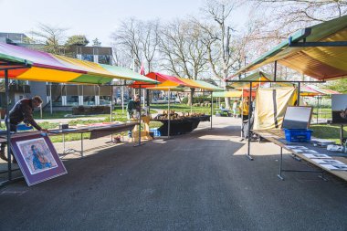 04.18.2023 Hillegom, Hollanda. Renkli çatıları olan market tezgahları resimleriyle ve el işleriyle yerel sanatçıları gösteriyor. Yüksek kalite fotoğraf