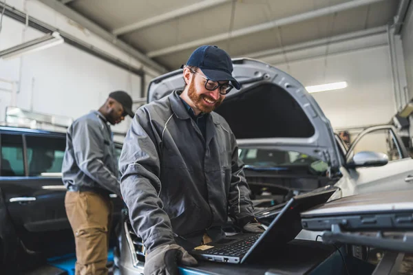 Servicemen Completing Car Engine Diagnostics Laptop Repair Shop High Quality — Stock Photo, Image