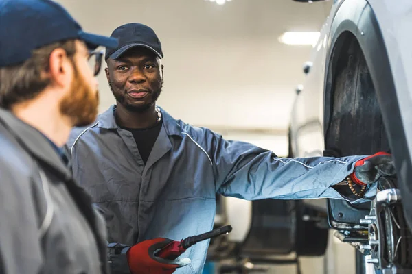 Car Mechanics Working Car Suspension Auto Repair Shop High Quality — Stock Photo, Image
