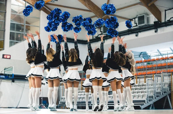 Cheerleaders Uniforme Jogando Pom Azul Poms Campo Basquete Foto Alta — Fotografia de Stock