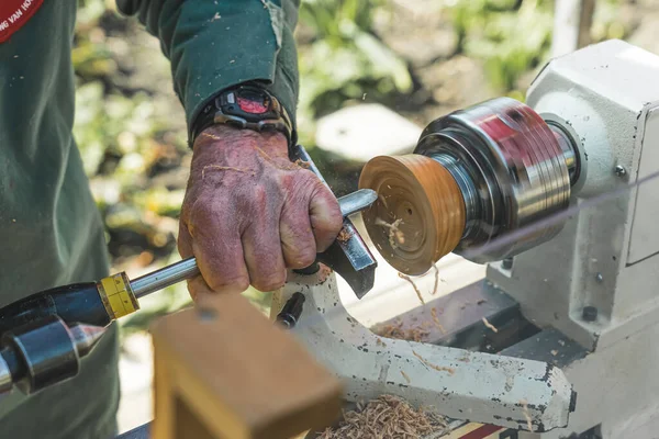 Silny Mężczyzna Artysta Obróbki Drewna Pomocą Tokarki Tokarki Tworzenia Dzieł — Zdjęcie stockowe