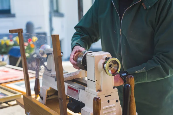 Holenderski Artysta Pomocą Profesjonalnej Maszyny Przycinania Drewna Stoisku Targowym Hillegom — Zdjęcie stockowe