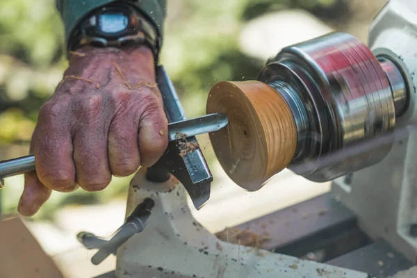 旋盤を使用して木製の芸術作品を作成する男性大工の芸術家の閉鎖ショット 屋外で撃たれた オランダの町 高品質の写真 — ストック写真