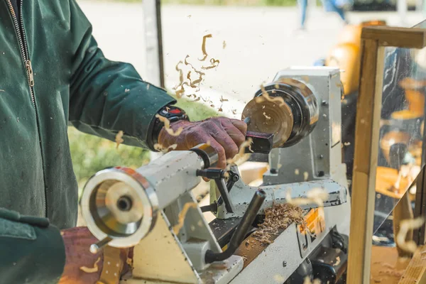 Mężczyzna Artysta Stolarz Tworząc Sztukę Tokarce Drewna Maszyny Używane Stolarstwie — Zdjęcie stockowe