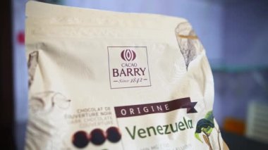 01.27.2023 - Varşova, Polonya - Mutfakta bir paket kakao Barry Venezuela koyu renkli couverture çikolatası