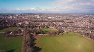 Wollaton bölgesinin kuş bakışı manzarası, müzesi, geyik parkı, gölü, yürüyüşü ve golf sahası ile Wollaton Hall 'a ev sahipliği yapar. Yüksek kalite 4k görüntü